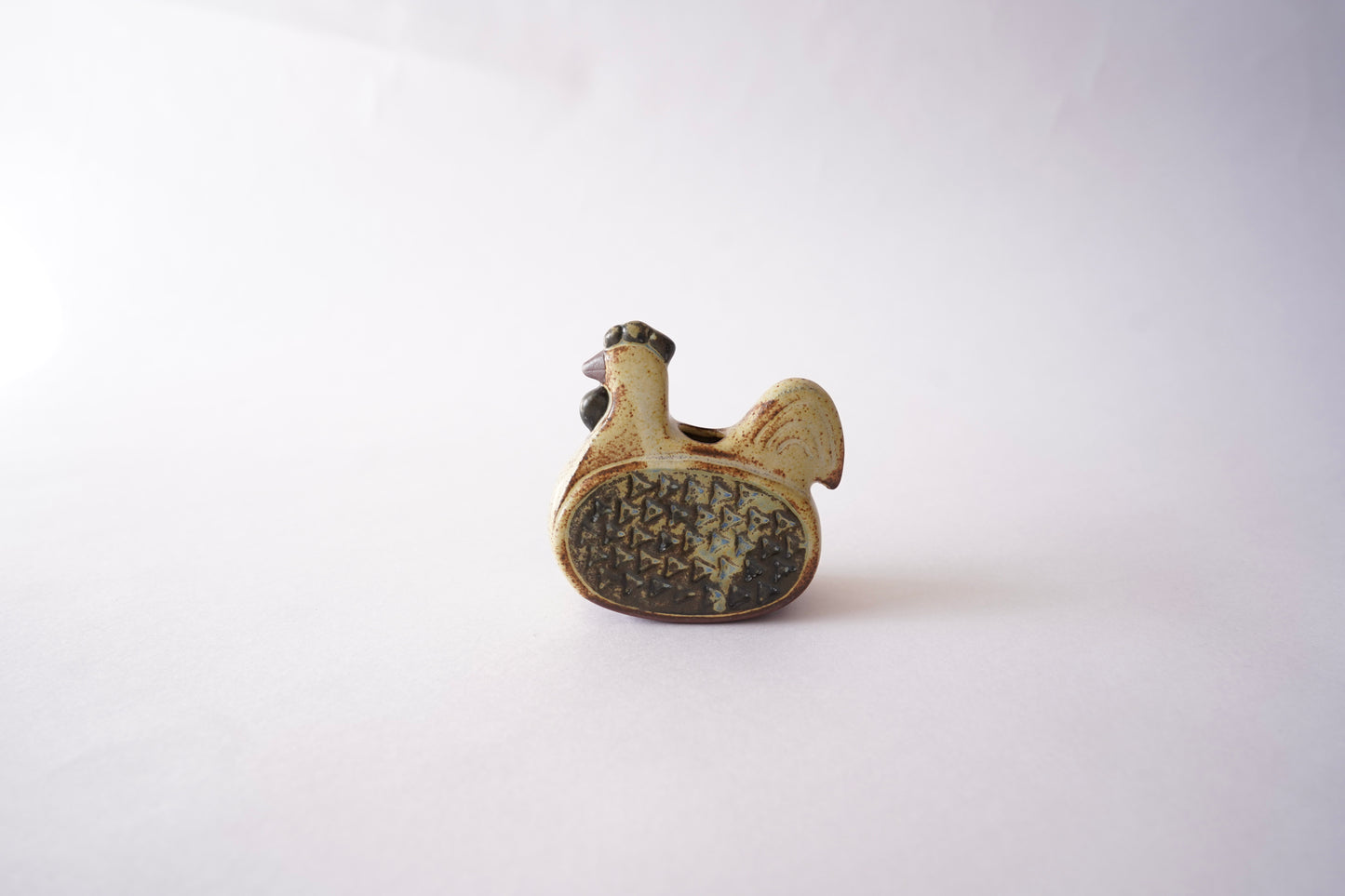 Vase A small chicken
