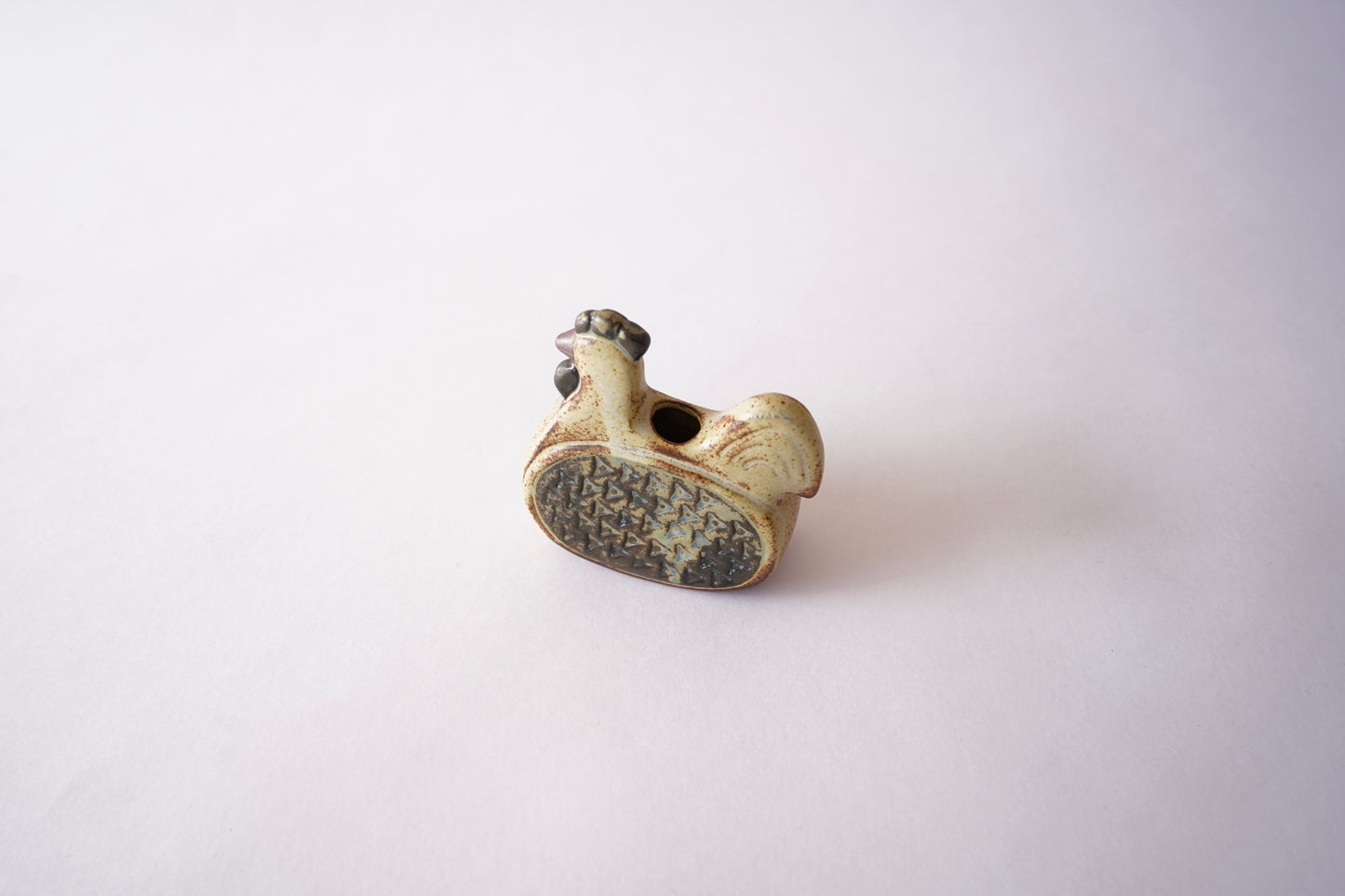 Vase A small chicken