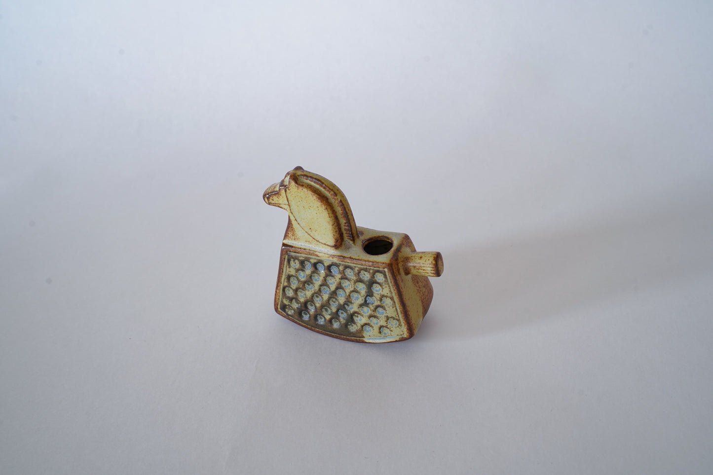 A small horse（vase）