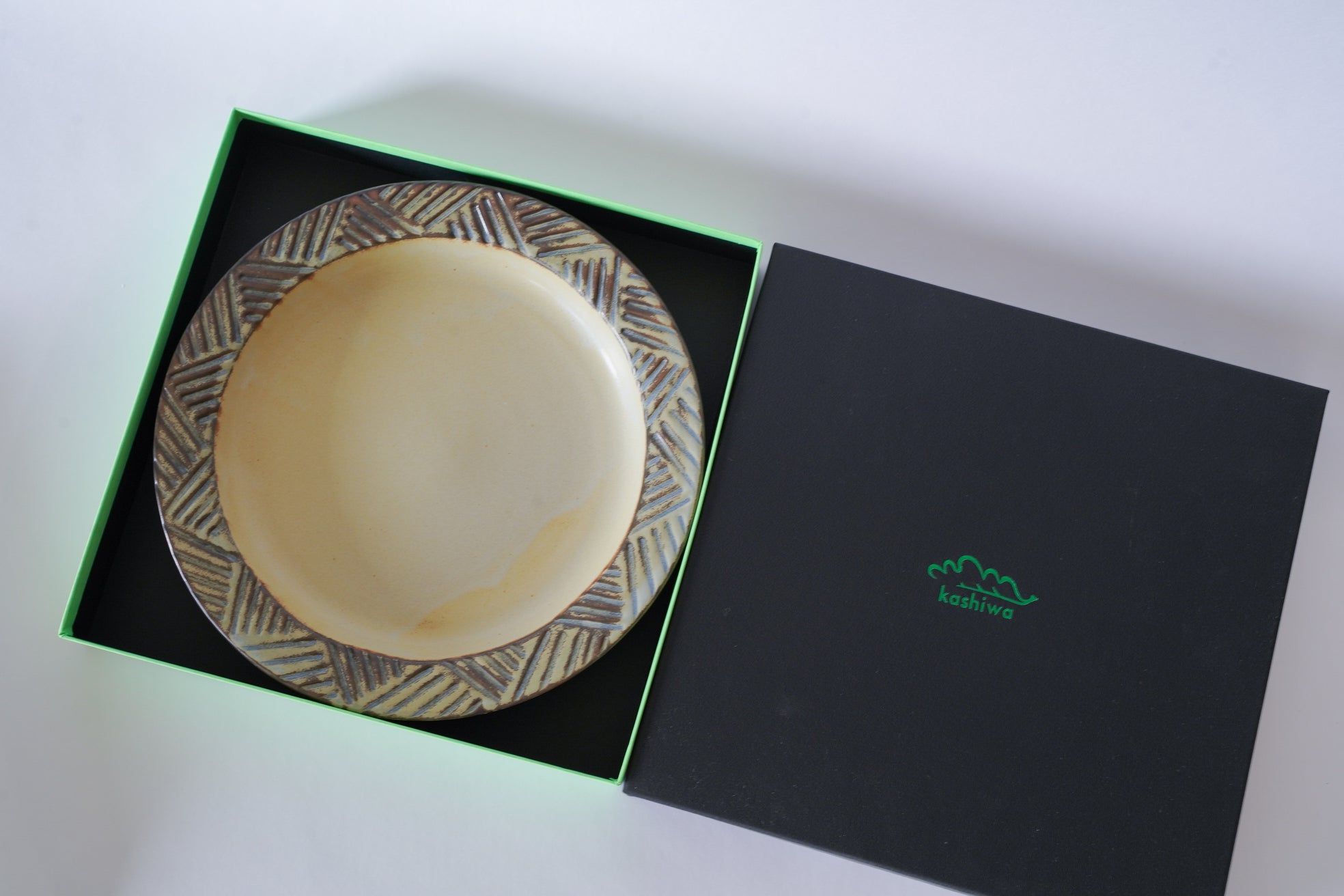 かしわの小皿 かしわ窯 | 窯垣の小径シリーズ 皿（L） – Masukichi -Pottery