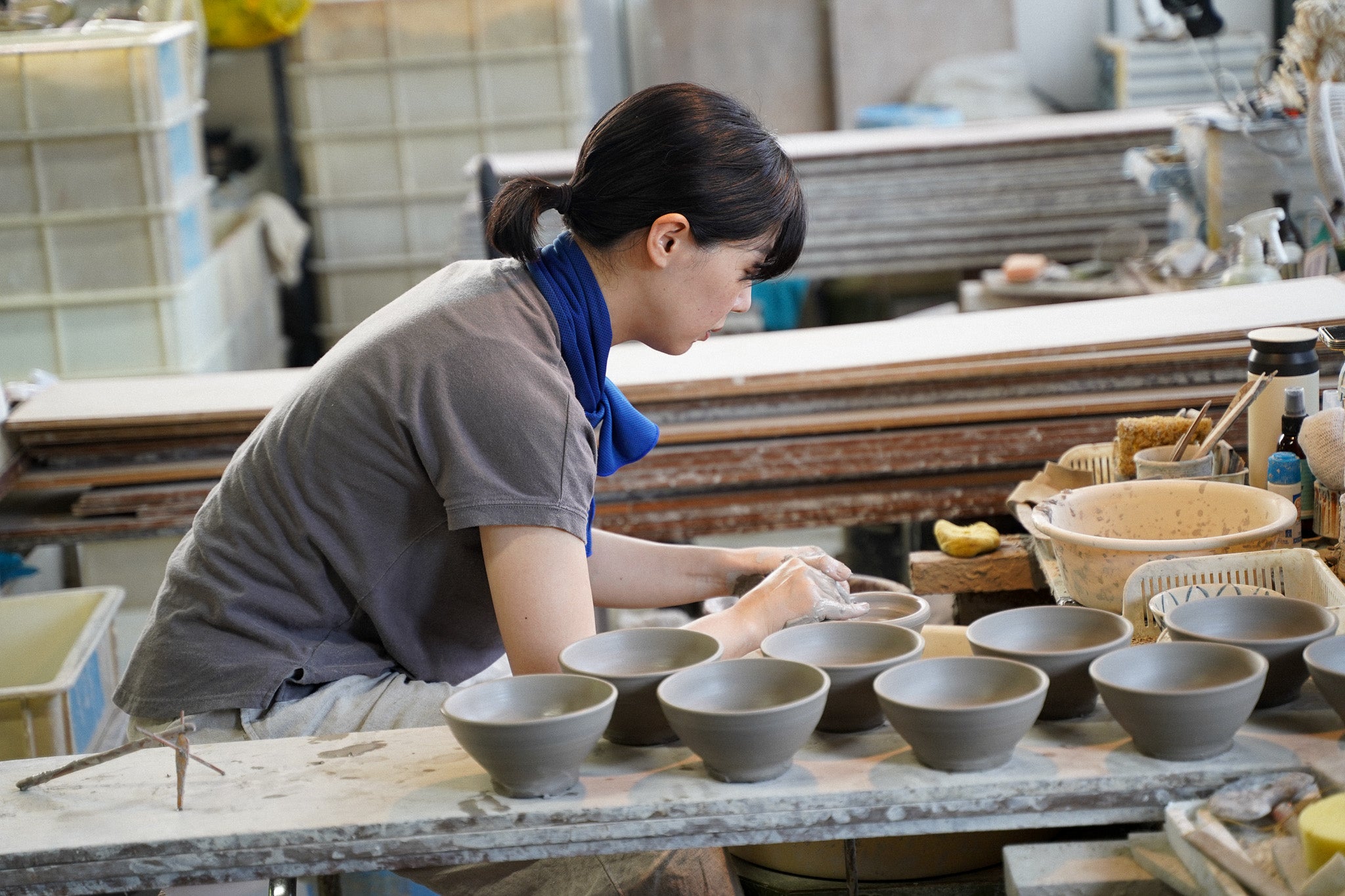 川本桝吉 竹内忠兵衛 蒔絵仕立 黒地金彩花鳥文沈香壺 瀬戸焼 名古屋絵